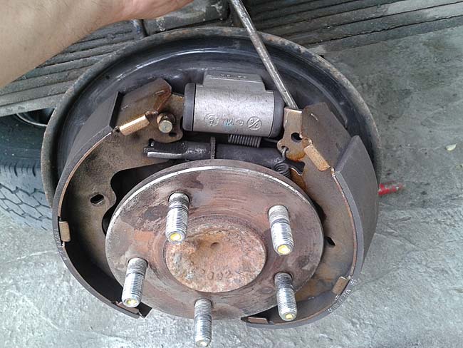 снимаем тормозные колодки HYUNDAI Porter 1