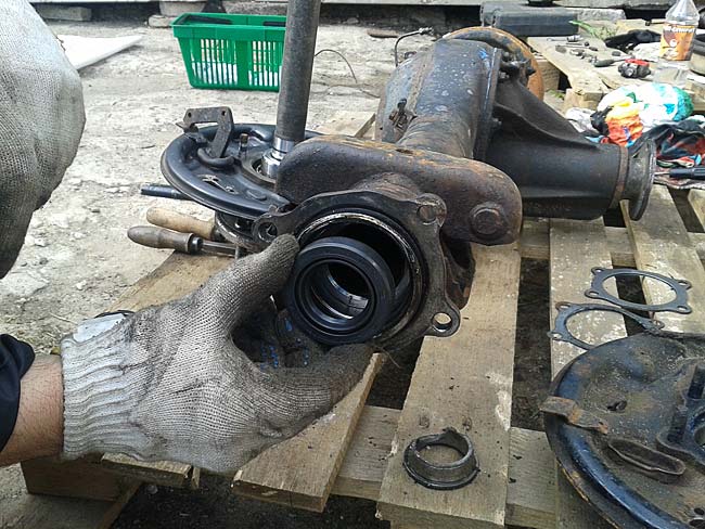 меняем внутренний сальник полуоси HYUNDAI Porter 1